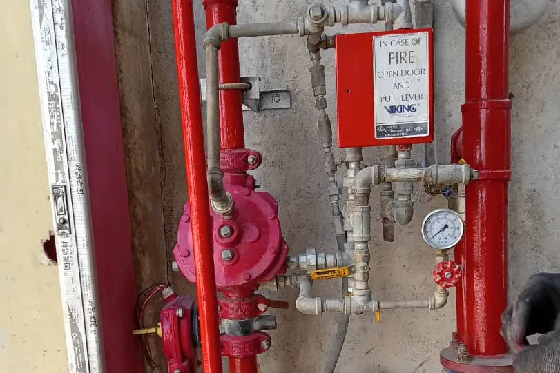 Sécurité incendie — Poste d'alarme sprinkler : vannes, manomètres et tuyauterie