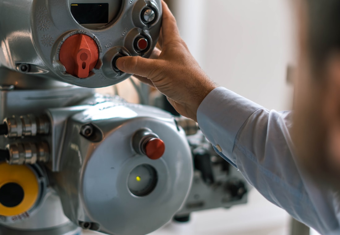 Ingénieur programmant un automate et supervisant un entraînement industriel