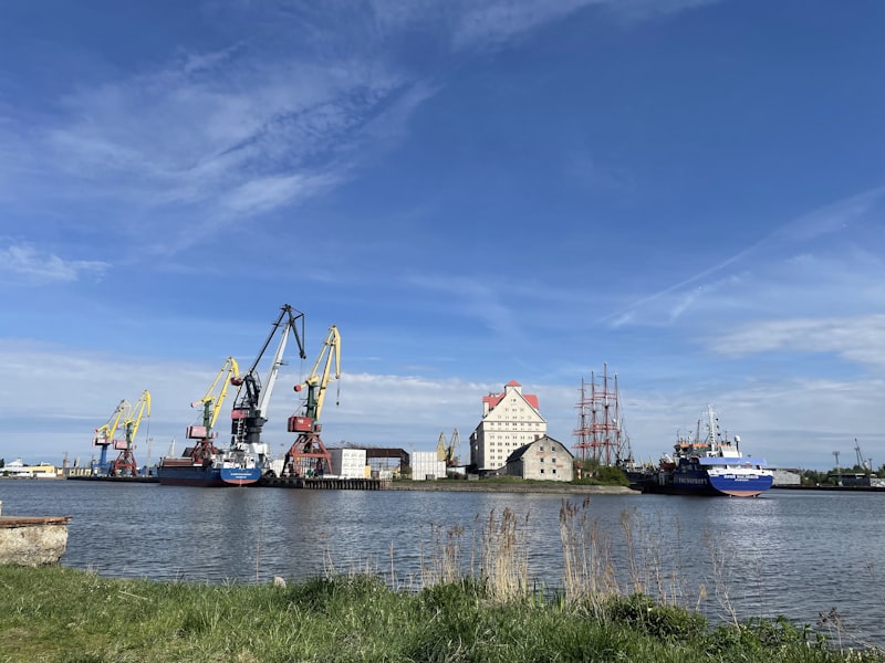 Secteur Infrastructure — Nous intervenons sur les grands ouvrages et équipements publics nécessitant une haute fiabilité électrique.