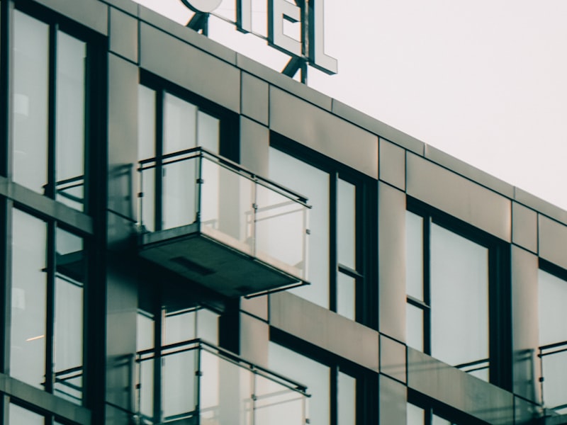 Secteur Tertiaire — Nous équipons et maintenons les installations électriques des bâtiments recevant du public et des espaces de travail.